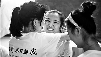 “我看不见 但不意味着我不能美” 盲人化妆师教视障女孩化妆