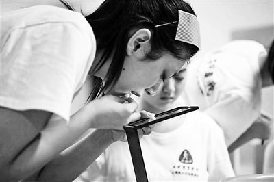 “我看不见 但不意味着我不能美” 盲人化妆师教视障女孩化妆