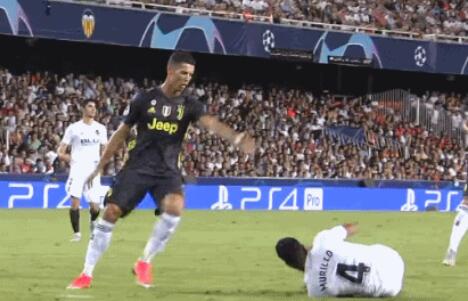 摸头杀?c罗红牌急哭了 