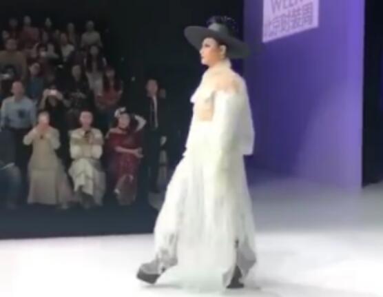 博眼球无下限?陈志朋回应造型 