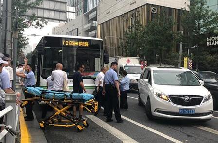 上海一公交撞到路人导致2人死亡 南京西路车祸现场照片流出