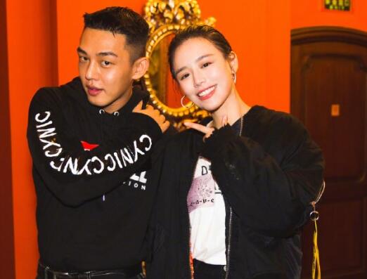 周冬雨看到会吃醋吗?刘亚仁马思纯晒合照 表白:我爱他的气质