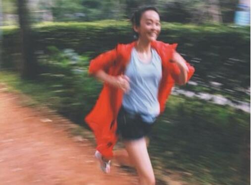 陈意涵挺孕肚跑步