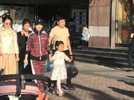 又拿孩子说事?李小璐带女儿购物 网友diss:好妈妈人设不腻吗 