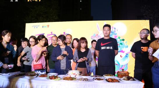 龙湖龙民节摆“百家宴” 同吃百家饭共叙邻里情