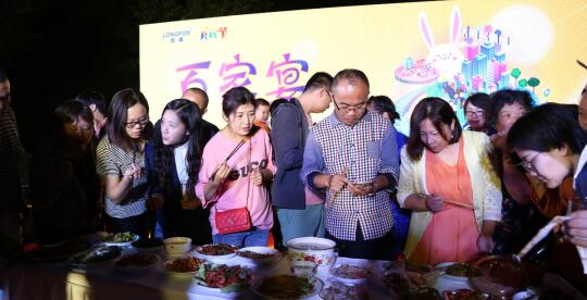 龙湖龙民节摆“百家宴” 同吃百家饭共叙邻里情