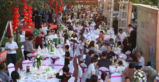 龙湖龙民节摆“百家宴” 同吃百家饭共叙邻里情