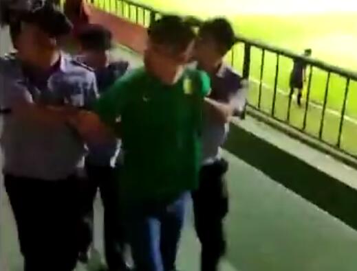 真相来了!恒大国安球迷具体怎么回事?安保上前制止不慎跌落看台受伤