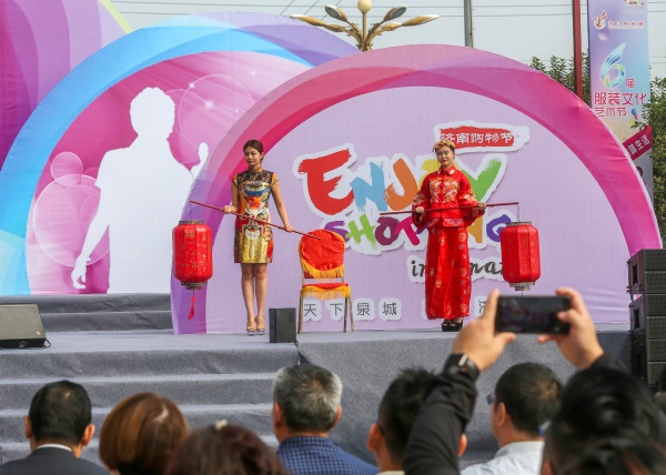 商家“放价”、模特走秀、抖友音乐节 济南购物节天桥分会场迎消费热潮