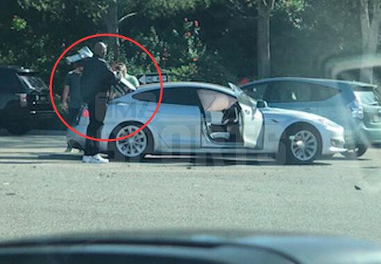 热心市民科先生!科比遇交通事故 亲自动手帮忙取证简直不能更nice了 