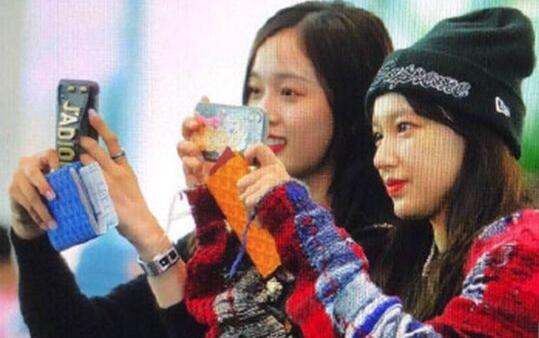 爱豆同款?程潇吴宣仪追星 两人拍照的姿势真的就是追星女孩本人了