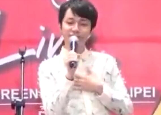 太玻璃心了?吴青峰怼粉丝 因将歌曲《不及雨》给张碧晨具体怎么回事