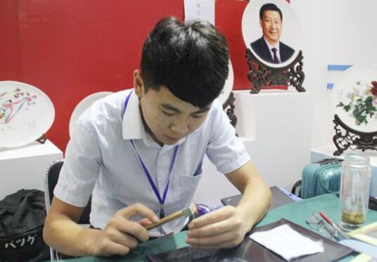 影雕艺术玉上作画 一件作品能磨3个月