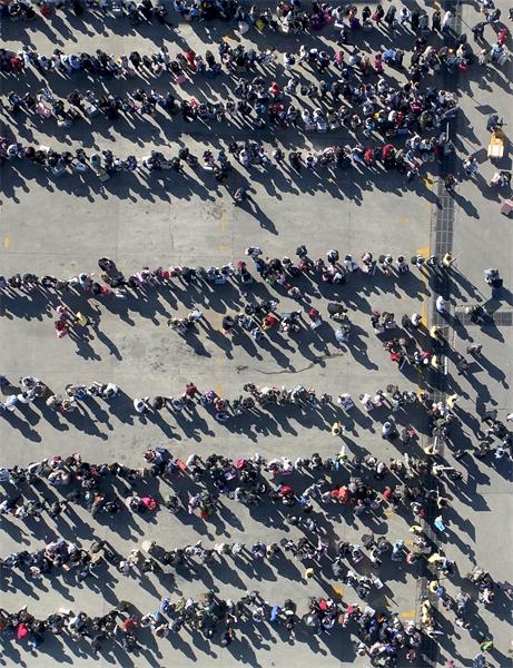 国庆出行扎堆 这里队伍最整齐