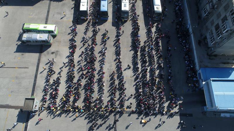 国庆出行扎堆 这里队伍最整齐