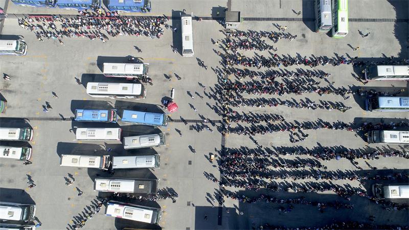 国庆出行扎堆 这里队伍最整齐