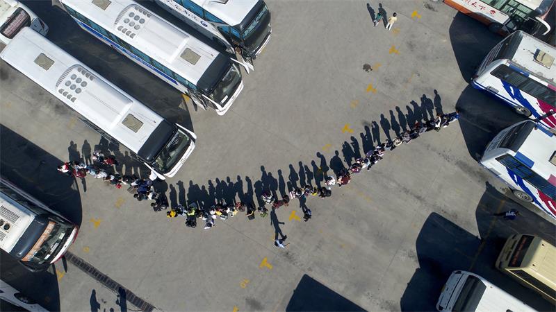 国庆出行扎堆 这里队伍最整齐