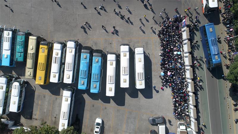 国庆出行扎堆 这里队伍最整齐