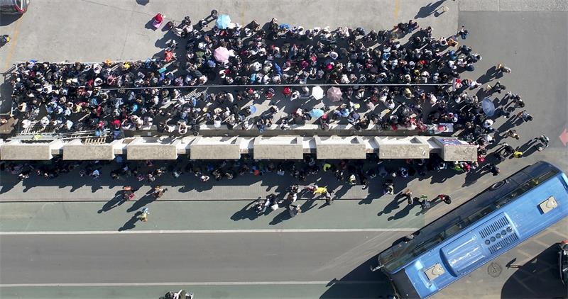 国庆出行扎堆 这里队伍最整齐