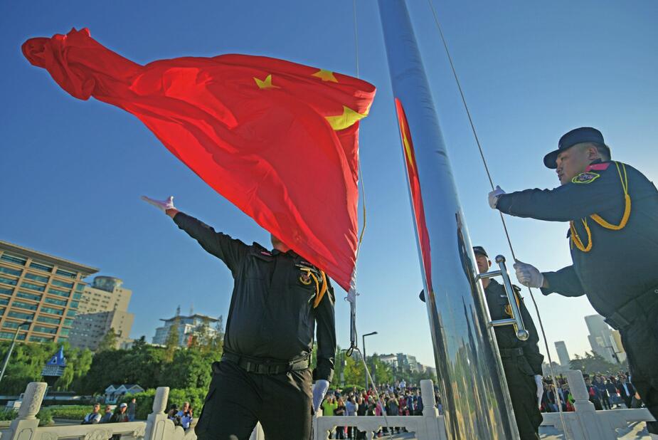 满城"中国红" 国庆气氛浓
