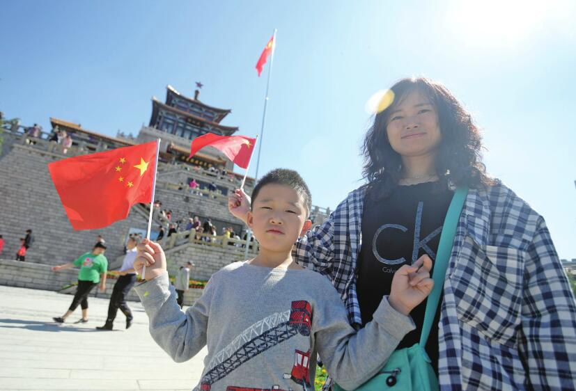 满城“中国红” 国庆气氛浓