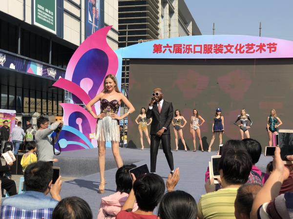 小长假“济南购物节”人气爆棚：看秀游戏购物 奖品拿到手软