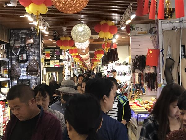 小长假“济南购物节”人气爆棚：看秀游戏购物 奖品拿到手软