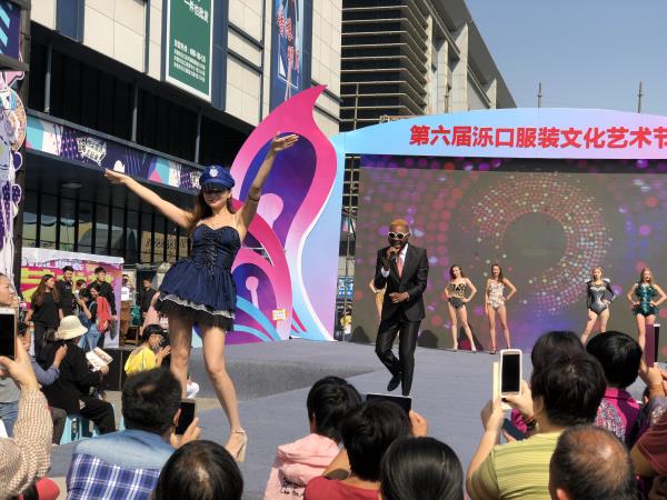 小长假“济南购物节”人气爆棚：看秀游戏购物 奖品拿到手软