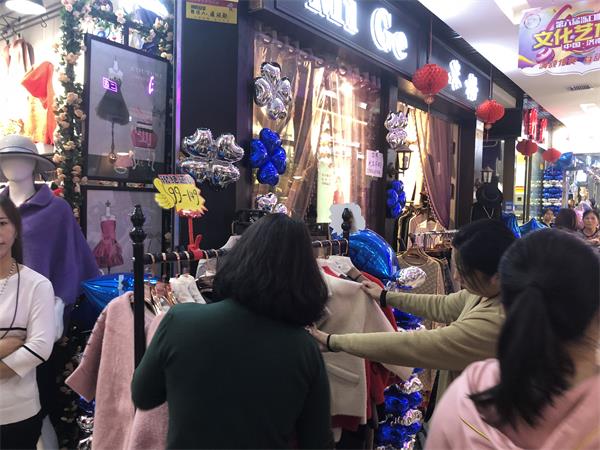 小长假“济南购物节”人气爆棚：看秀游戏购物 奖品拿到手软