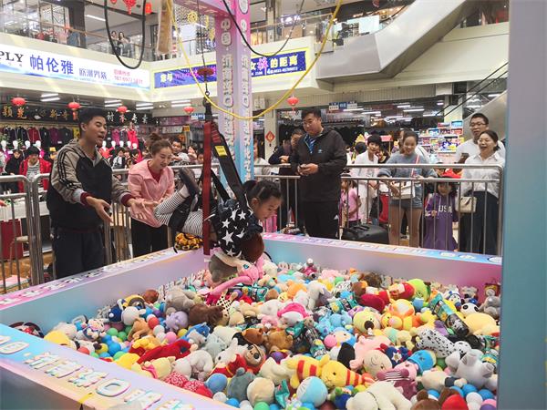 小长假“济南购物节”人气爆棚：看秀游戏购物 奖品拿到手软