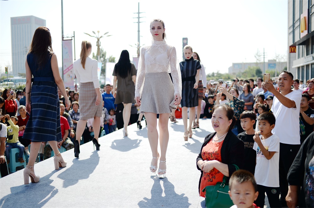 都市圈购物节 洋模专场秀冬装