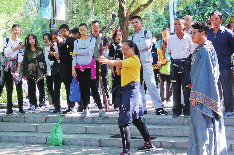 国庆长假第一天 2.9万人登山赏秋度假日