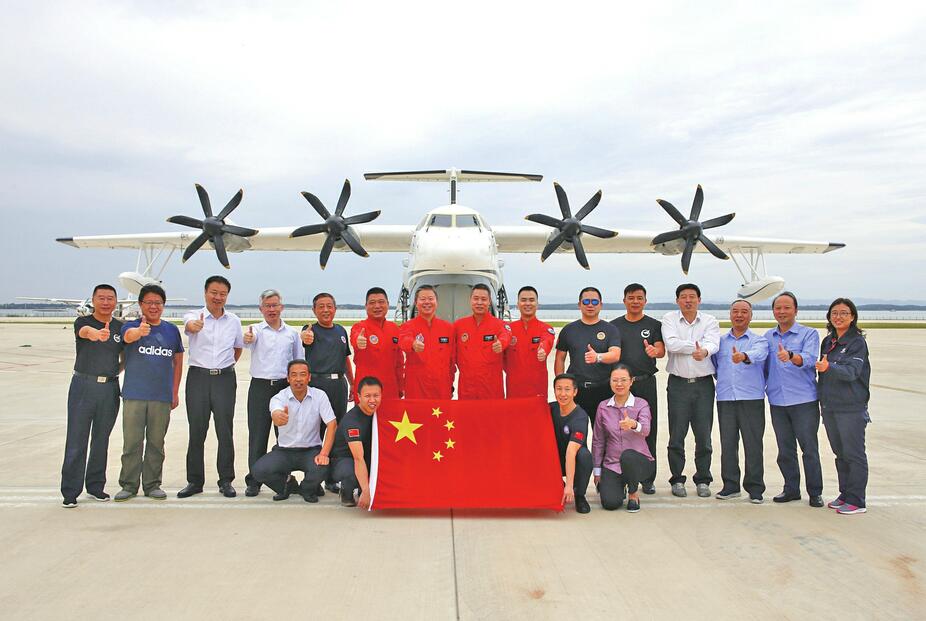 “鲲龙”击水！国产大型水陆两栖飞机AG600首次水上高速滑行