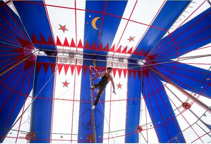 流动杂技团里的“江湖儿女”