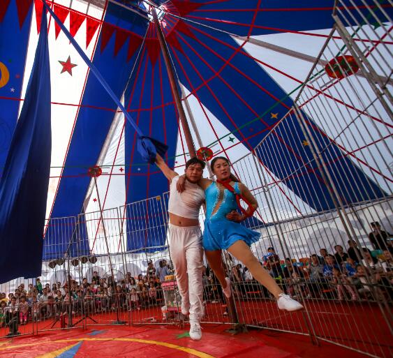 流动杂技团里的“江湖儿女”