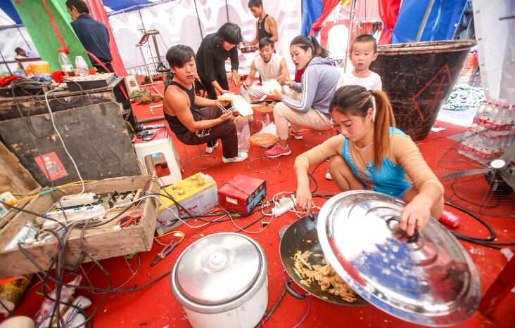 流动杂技团里的“江湖儿女”