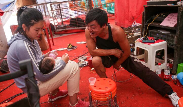 流动杂技团里的“江湖儿女”