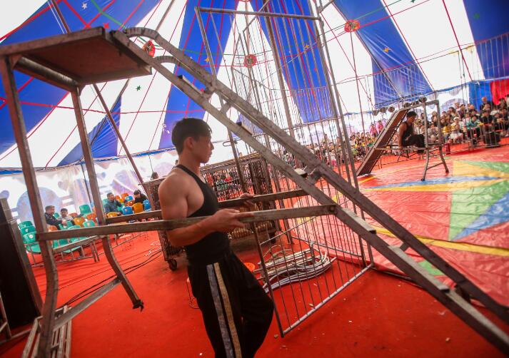 流动杂技团里的“江湖儿女”