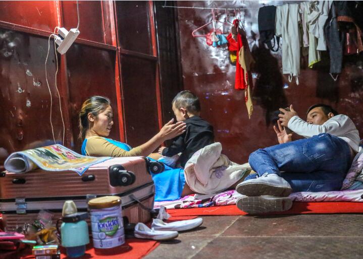 流动杂技团里的“江湖儿女”