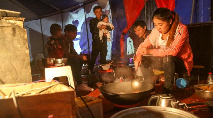 流动杂技团里的“江湖儿女”