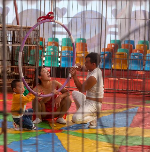 流动杂技团里的“江湖儿女”