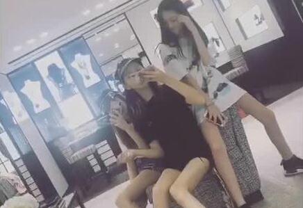 豪掷千金！李嫣闺蜜团逛街 王菲宠女两个小时花费10万元