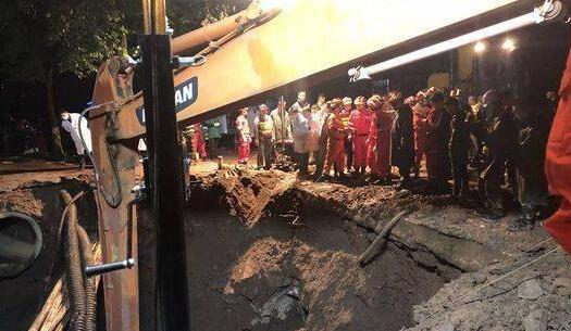 四川一路面塌陷吞噬4人 一被困者经抢救无效死亡