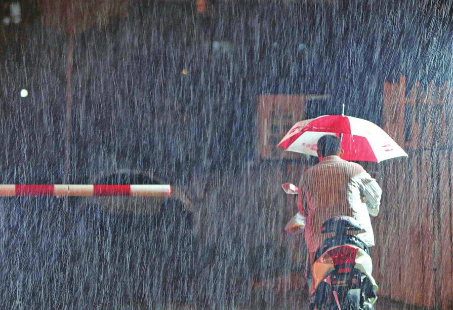 国庆过后 济南急雨浇城 气温骤降