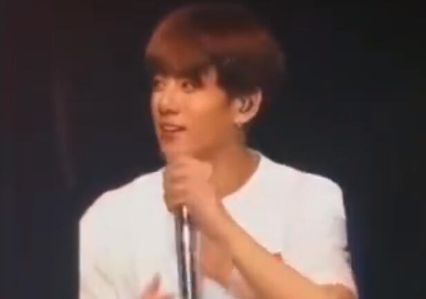 果果自责的哭了!田柾国受伤 热身时脚后跟撞家具上造成较严重伤口