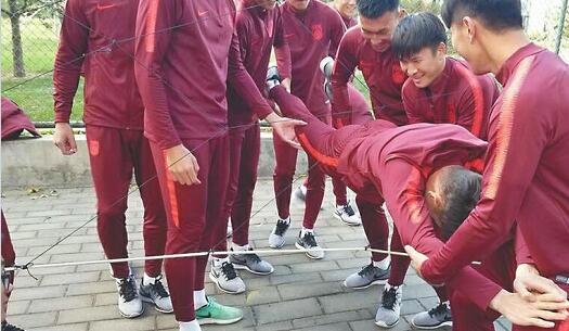 时隔十年国足又要苦练“叉腰肌”了？