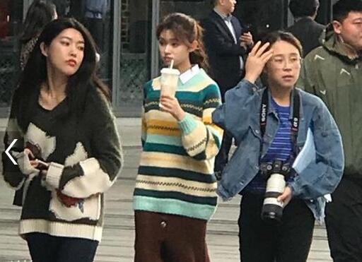 新晋奶茶妹妹!林允街头喝奶茶 