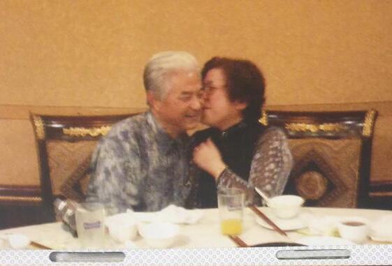 嫁给爱情的样子!邓紫棋外公外婆恩爱十足 画面平凡而温馨令人羡慕