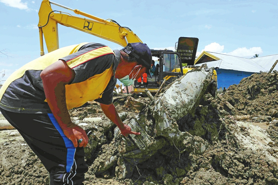 印尼地震和海啸已造成2045人死亡