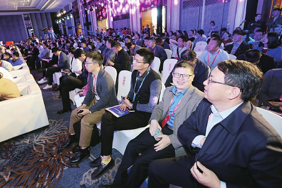 最强大脑 泉城论新 首届中国新媒体发展年会在济南举行